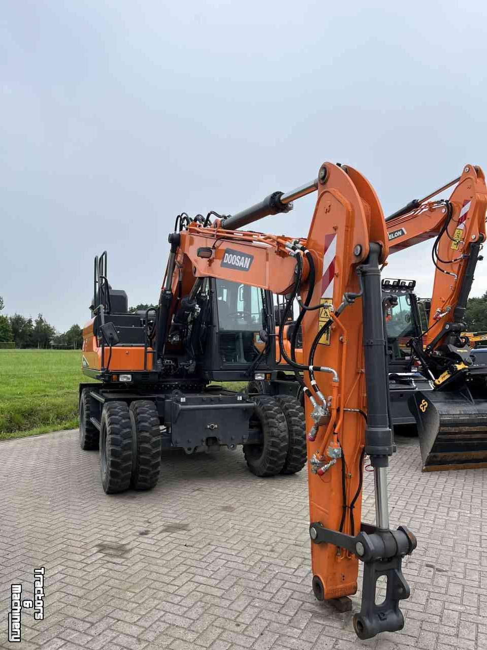 Mobilbagger Doosan DX140W-7