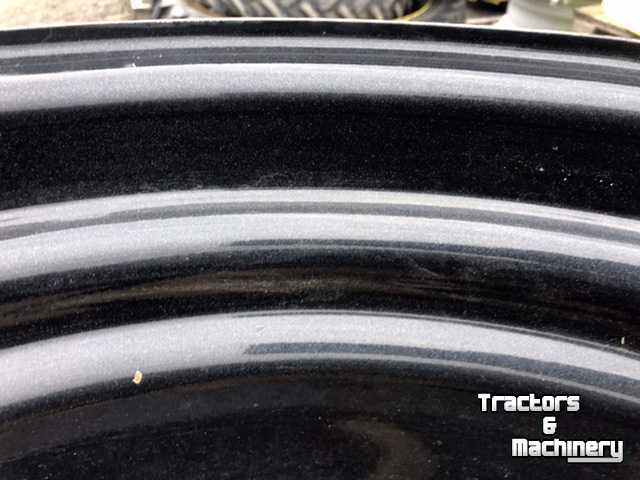 Räder, Reifen, Felgen & Distanzringe Case-IH 18x42 en 15x30 Metallic zwart 2 meter spoorbreedte