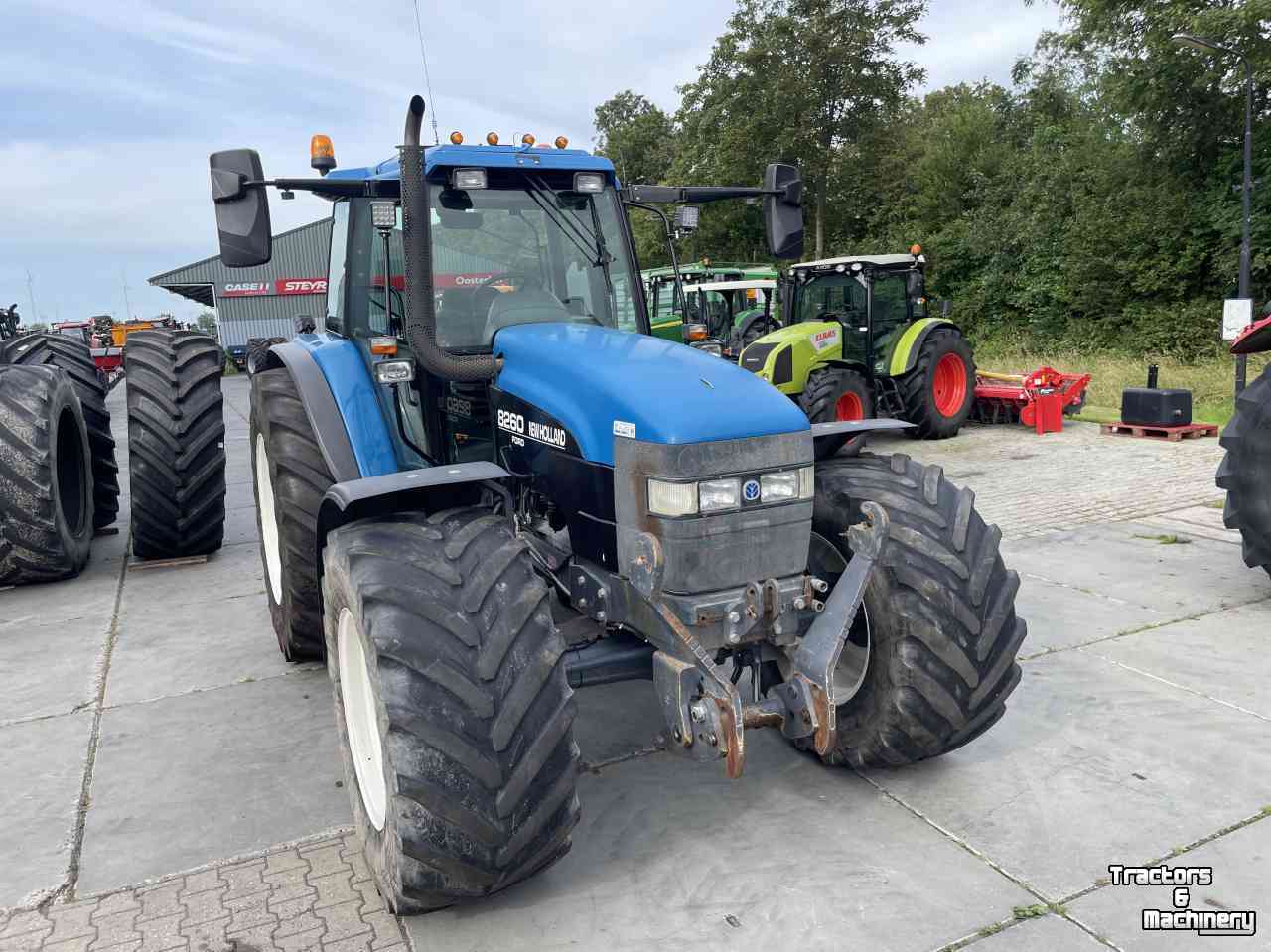 Schlepper / Traktoren New Holland 8260 range command