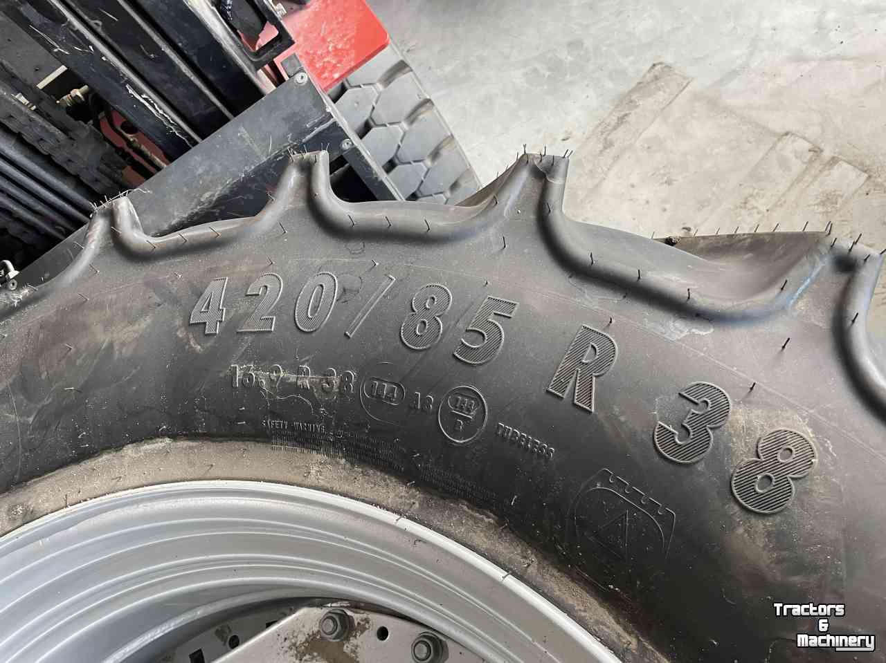 Räder, Reifen, Felgen & Distanzringe Mitas 340/85R28 en 340/85R 38 op verstelbare velgen