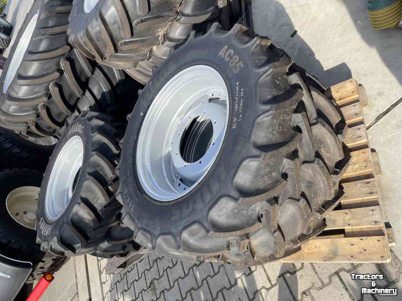 Räder, Reifen, Felgen & Distanzringe Mitas 340/85R28 en 340/85R 38 op verstelbare velgen