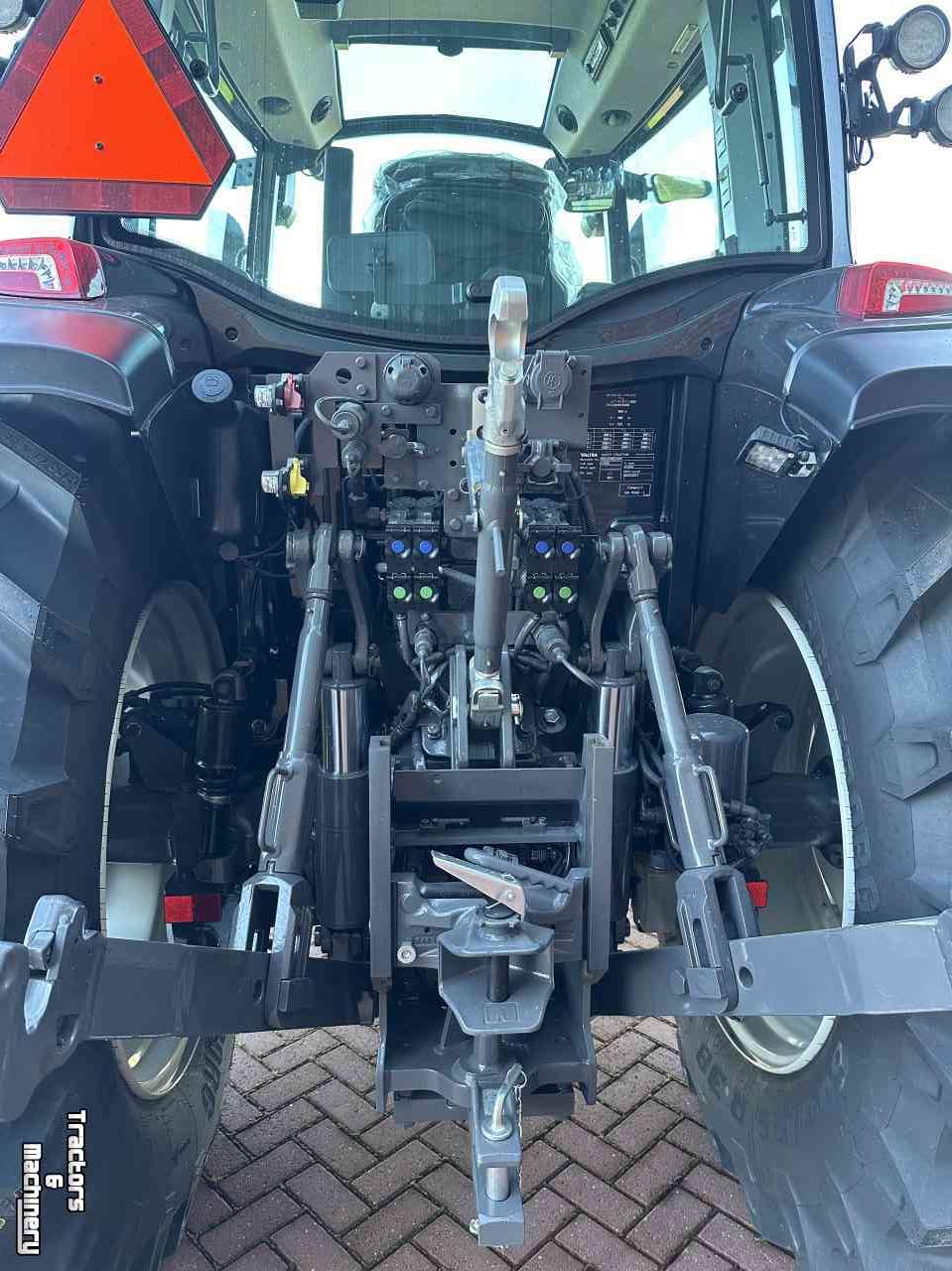 Schlepper / Traktoren Valtra G135V
