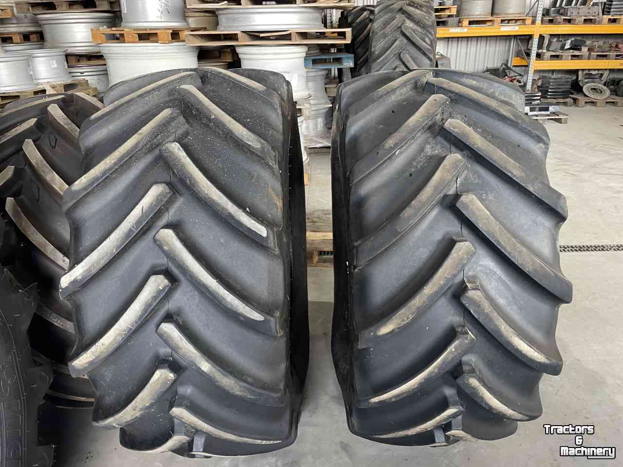 Räder, Reifen, Felgen & Distanzringe Mitas 600/65R28 80%