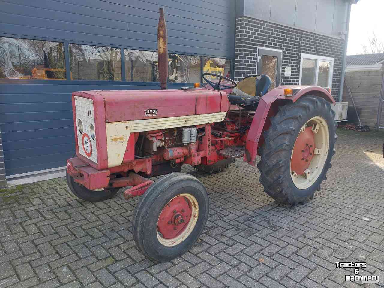 Schlepper / Traktoren International 353