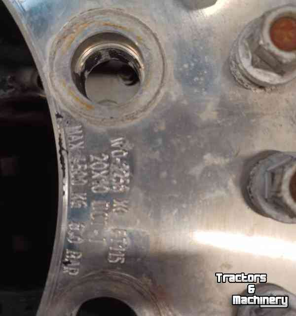 Räder, Reifen, Felgen & Distanzringe  Hutchinson Aluminium Velgen 395/80 20