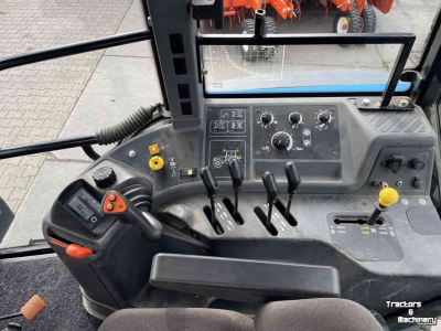 Schlepper / Traktoren New Holland 8260 range command